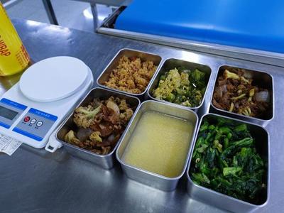 硬核配餐 一小时下线两千斤米饭，郑州企业以“妈妈的味道”打造餐饮管理新标杆